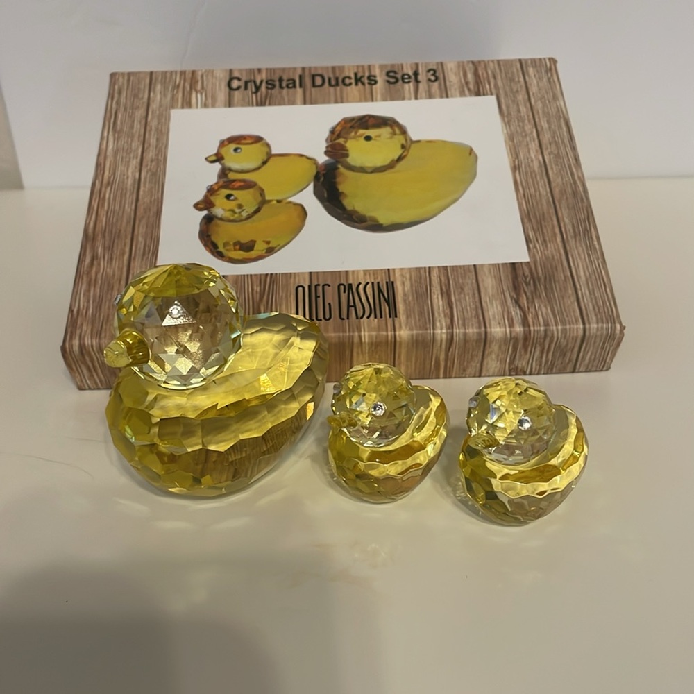 Simon Designs Crystal Ducks Figurine Yellow Paperweight Set of 3: Mom & Babies.